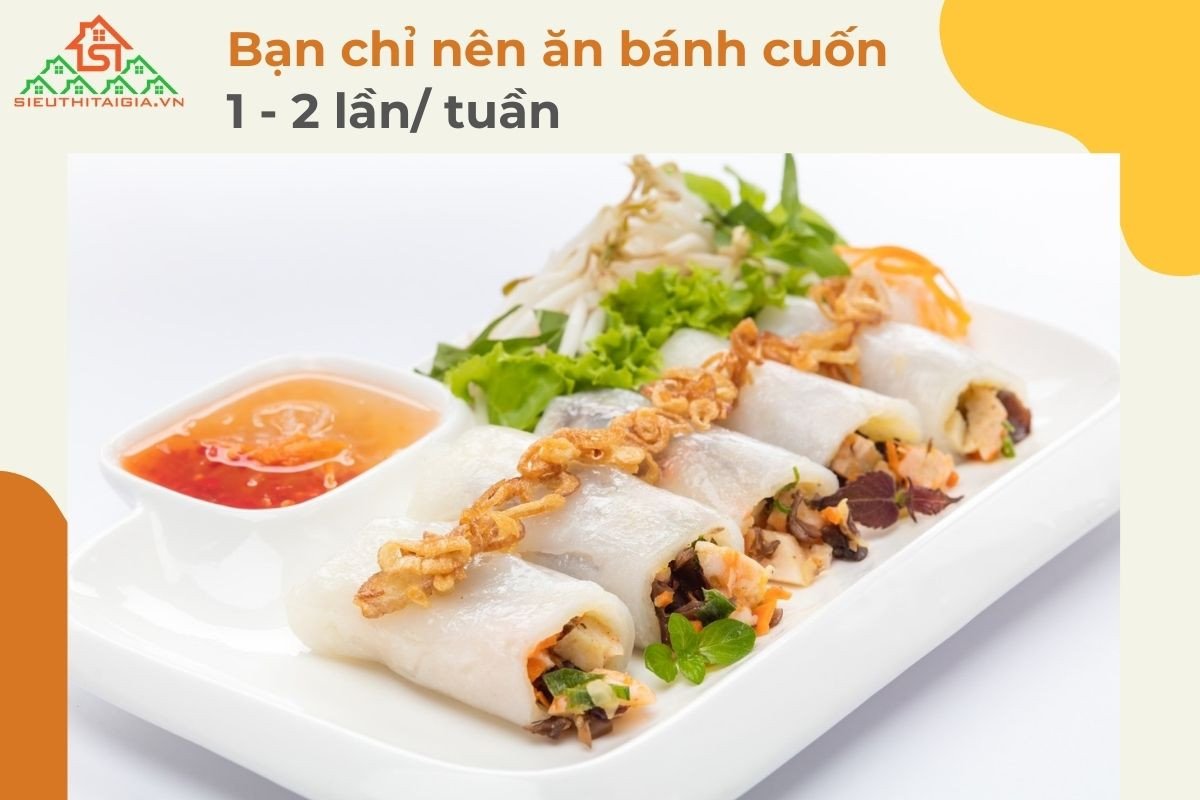 Người phụ nữ đang thưởng thức món bánh cuốn hấp dẫn