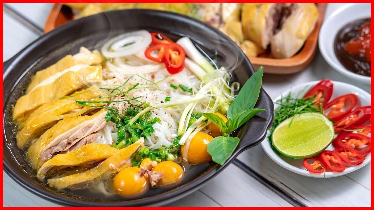 Người phụ nữ đang thưởng thức món chân gà Bà Tuyết một cách hợp lý, biểu tượng cho việc ăn ngon mà vẫn duy trì được vóc dáng cân đối