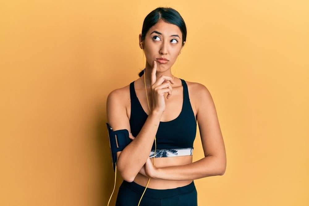 Người phụ nữ đang xem điện thoại để tính toán lượng calo cần đốt cháy để giảm cân