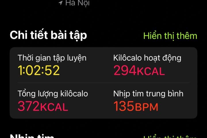 Người phụ nữ đạp xe thể dục, hiển thị lượng calo tiêu hao thấp so với năng lượng phở xào