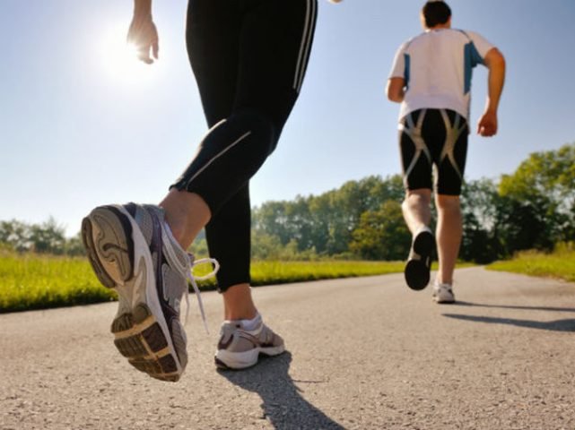 Người phụ nữ đi bộ nhanh trên đường, minh họa cách đi bộ 1km tốn bao nhiêu calo và các yếu tố ảnh hưởng