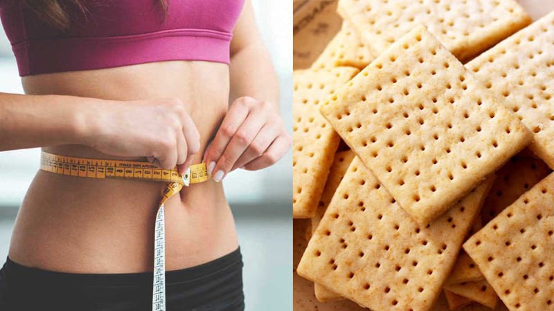 Người phụ nữ đo vòng eo cạnh đĩa bánh cracker