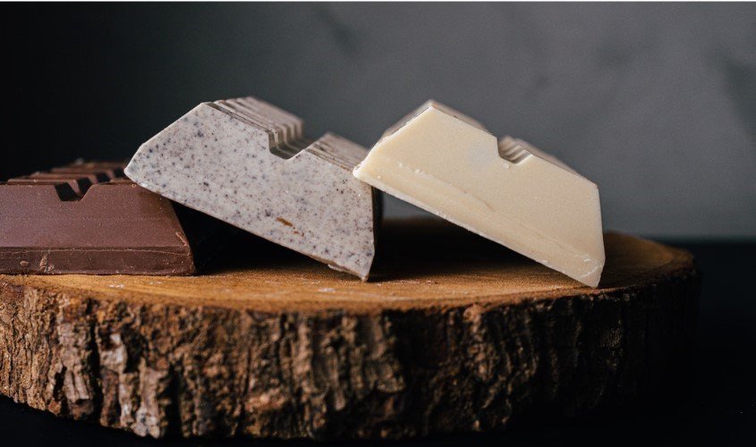 Người phụ nữ hạnh phúc thưởng thức socola đen 70% cacao, hỗ trợ giảm cân