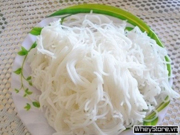 Người phụ nữ kiểm soát vòng eo, liên quan đến lượng calo trong bún lá