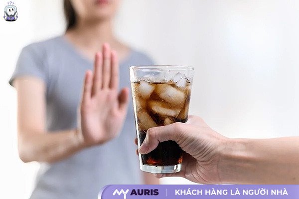 người phụ nữ mang thai đang uống nước, cân nhắc sức khỏe khi dùng pepsi chanh