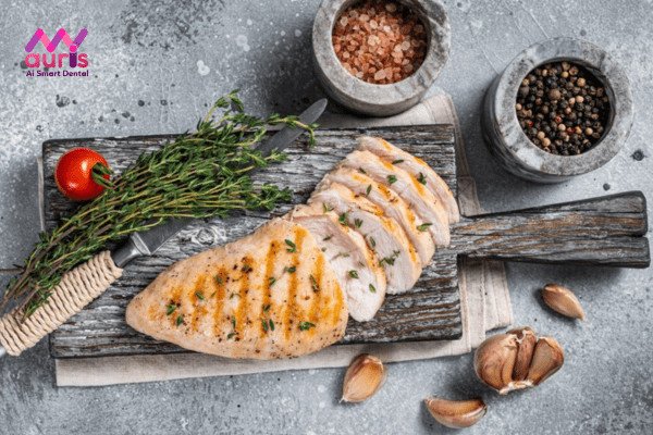 Người phụ nữ tập gym khỏe mạnh, minh họa lợi ích của ức gà trong việc giảm cân và tăng cơ