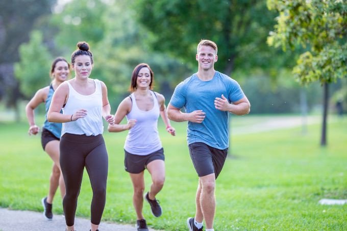 Người phụ nữ tập thể dục để duy trì vóc dáng