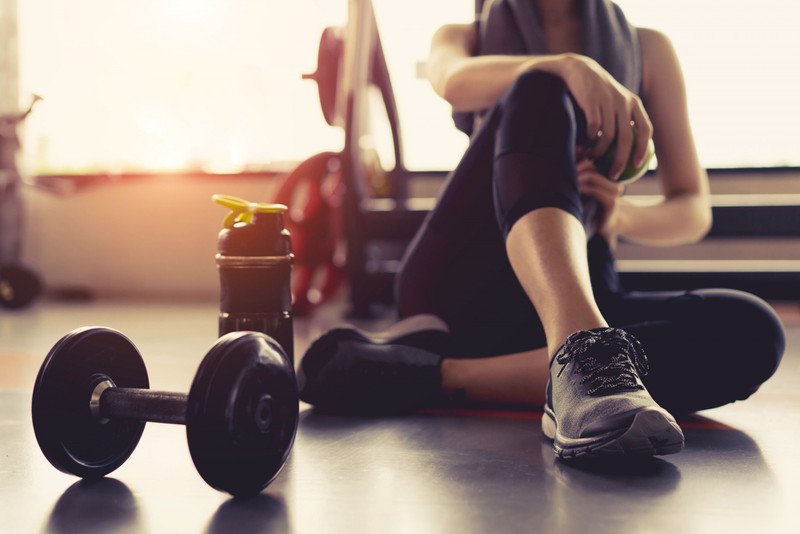 Người phụ nữ tập thể dục để nâng cao sức khỏe và miễn dịch