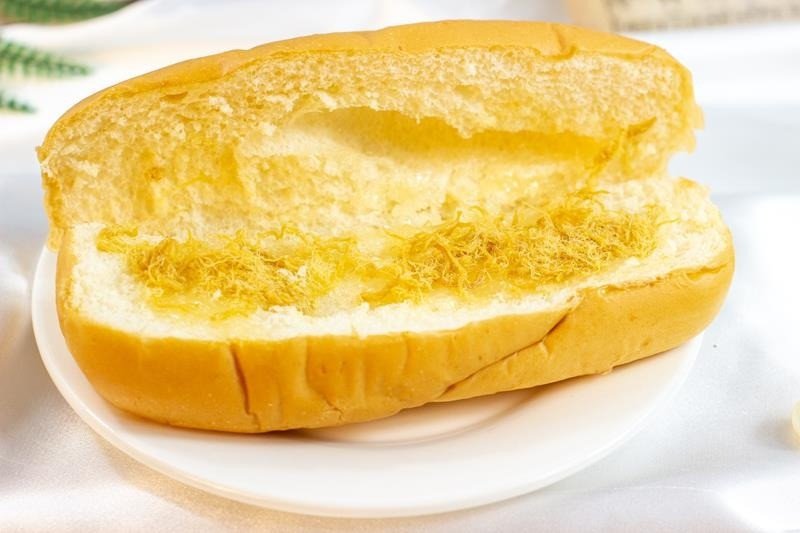 Người phụ nữ tập thể dục để tiêu hao năng lượng, cân bằng lượng calo nạp từ bánh mì ruốc