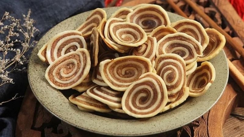 Người phụ nữ tập thể dục ngoài trời, liên hệ với việc ăn bánh lỗ tai heo trước khi vận động để tận dụng năng lượng