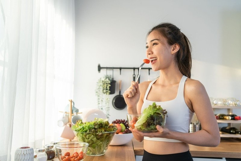 Người phụ nữ tập thể dục với các thực phẩm lành mạnh, duy trì lối sống để kiểm soát calo bánh sandwich sữa chua