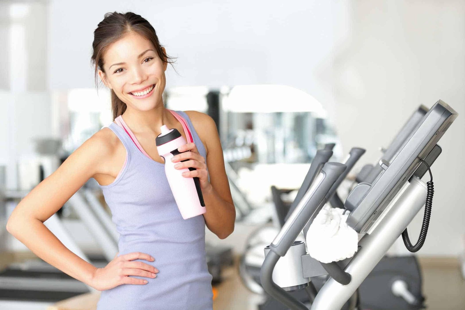 Người phụ nữ tập thể dục với tạ để tăng cường đốt calo