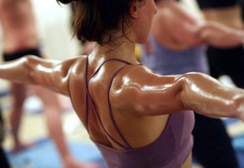 Người phụ nữ tập yoga trong tư thế chiến binh, thể hiện lợi ích của yoga trong việc đốt cháy calo.