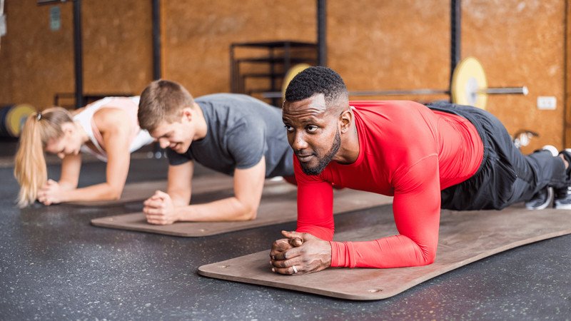 Người phụ nữ thực hiện bài tập plank, một trong những cách đốt calo hiệu quả.