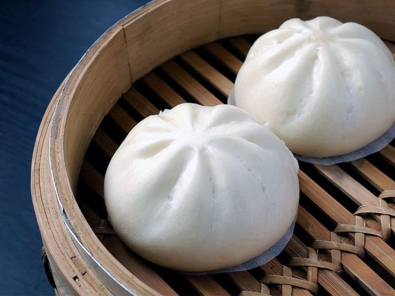 Người phụ nữ thưởng thức bánh bao