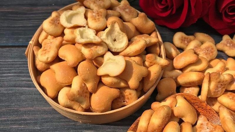 Người phụ nữ thưởng thức bánh gấu vào buổi tối, minh họa lý do cần kiểm soát thời điểm ăn để tránh tích lũy calo dư thừa gây tăng cân.