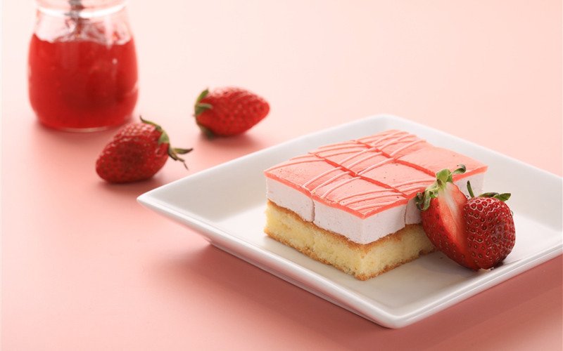 Người phụ nữ thưởng thức bánh mousse trong khẩu phần nhỏ gọn, cho thấy việc ăn bánh mousse có béo không phụ thuộc vào lượng