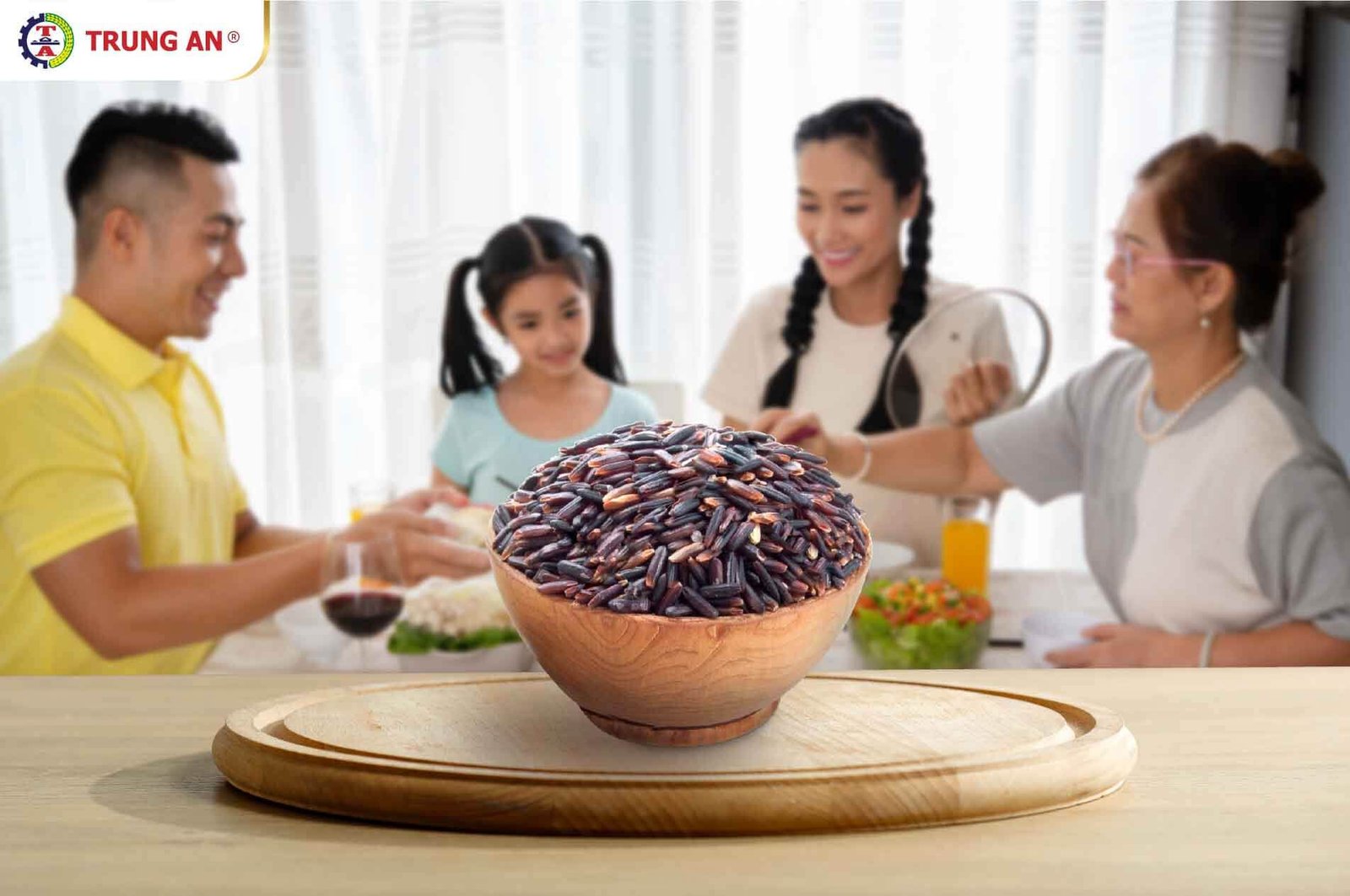 Người phụ nữ thưởng thức bữa ăn với cơm gạo lứt, kiểm soát khẩu phần ăn hợp lý