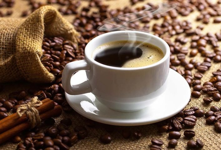 Người phụ nữ thưởng thức cafe đen không đường
