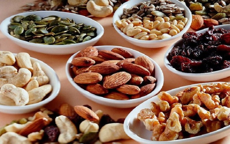 Người phụ nữ thưởng thức hỗn hợp đậu và hạt, nhấn mạnh tầm quan trọng của việc hiểu mixed beans and nuts bao nhiêu calo để ăn đúng cách.