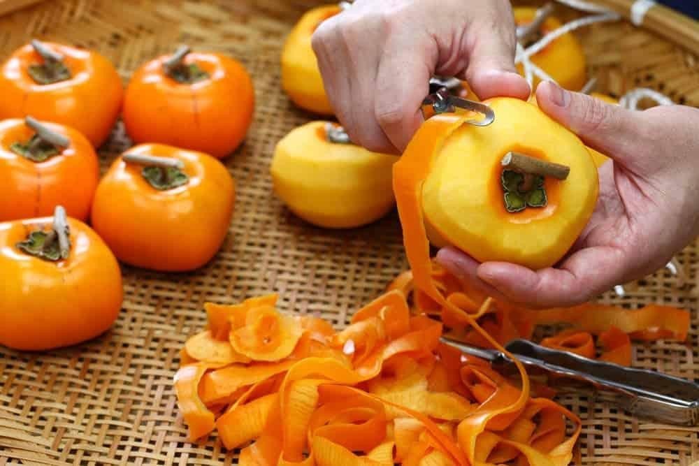 Người phụ nữ thưởng thức hồng giòn, nhắc nhở về lưu ý khi ăn hồng giòn