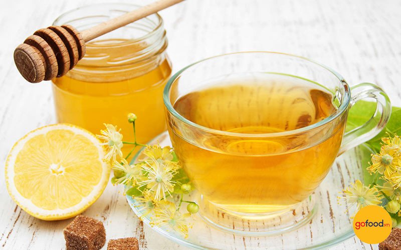 Người phụ nữ thưởng thức nước chanh mật ong hỗ trợ giảm cân và duy trì vóc dáng.