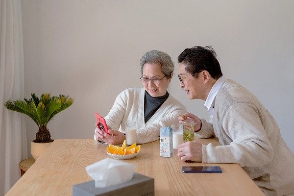 Người phụ nữ thưởng thức sữa TH HILO, minh họa lợi ích dễ tiêu và nguồn năng lượng cân bằng.