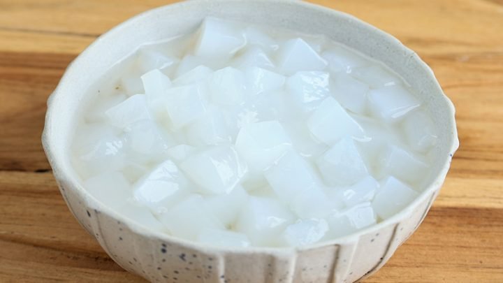 Thạch Dừa Minh Châu Bao Nhiêu Calo? Phân Tích Dinh Dưỡng Chi Tiết Người phụ nữ thưởng thức thạch dừa mát lạnh, minh họa lượng calo trong thạch dừa