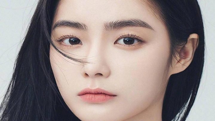 Người phụ nữ trẻ khỏe mạnh đang đọc sách, tượng trưng cho công dụng bí đỏ giúp mắt sáng khỏe