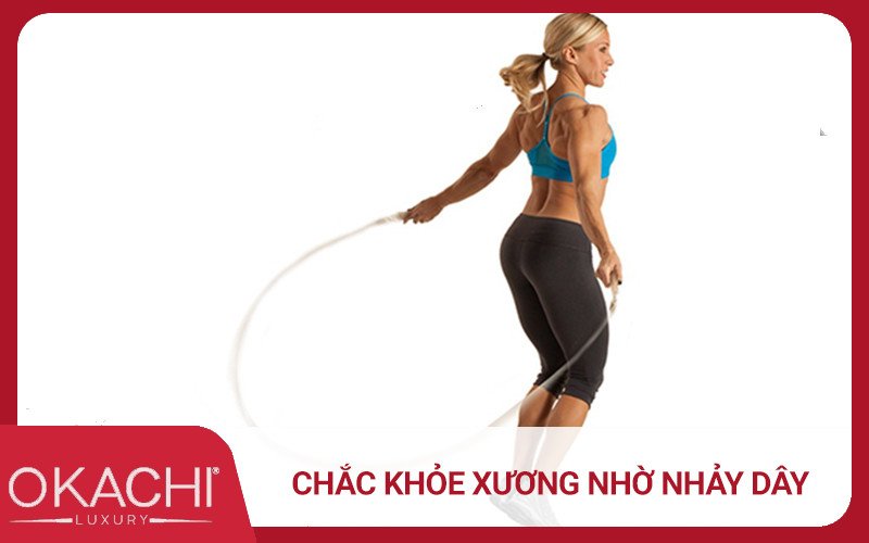 Người phụ nữ trong tư thế nhảy dây, hình ảnh minh họa cho việc nhảy dây giúp xương chắc khỏe hơn