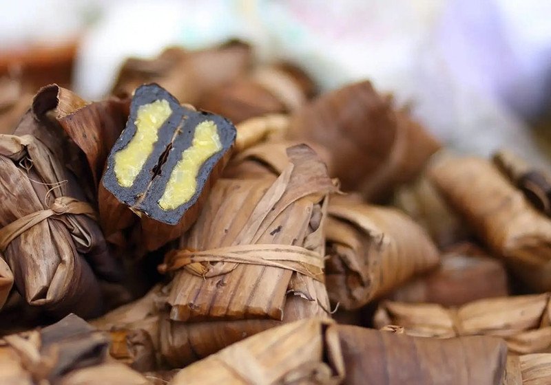 Người phụ nữ tự làm bánh gai tại nhà, kiểm soát lượng calo và đường để giữ dáng.