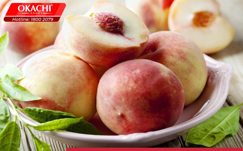 Người phụ nữ tươi tắn cầm trái đào, thể hiện lợi ích ăn đào giảm cân và tốt cho sức khỏe.