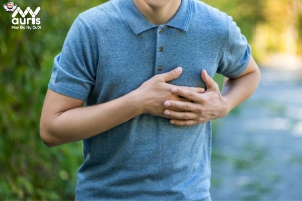 Người phụ nữ uống nước khi đi bộ