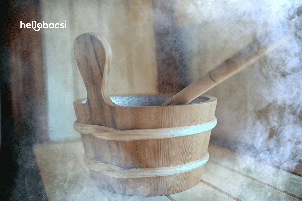 Người phụ nữ uống nước trong phòng xông hơi ướt, thể hiện sự thư giãn và tái tạo năng lượng