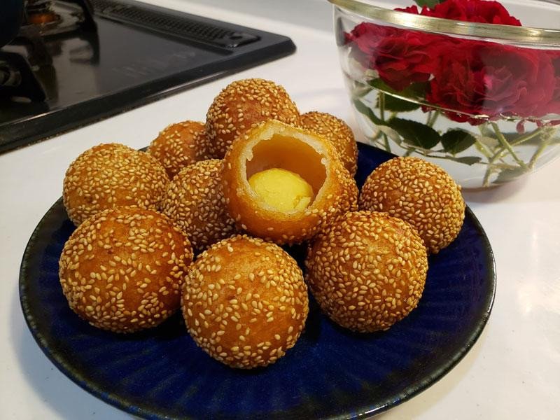Người phụ nữ với nỗi lo ăn bánh rán ngọt có béo không, thể hiện sự băn khoăn về dinh dưỡng
