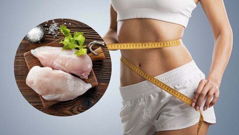 người tập gym ăn ức gà để tăng cơ bắp