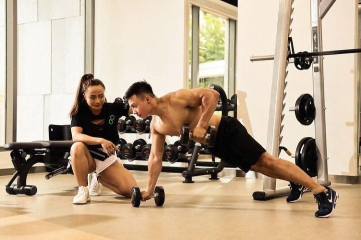 Người tập gym đang nâng tạ, minh họa việc cardio 30p đốt bao nhiêu calo phụ thuộc cường độ.