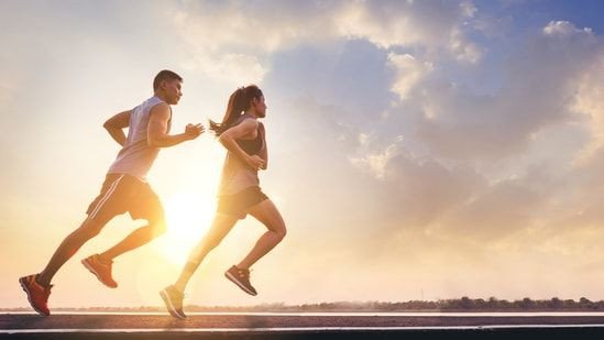 Người tập thể dục để đốt cháy calo, gợi ý cách uống rượu táo mèo mà không lo tăng cân
