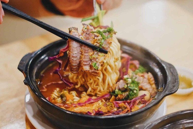 Người trẻ thưởng thức mì cay tại quán