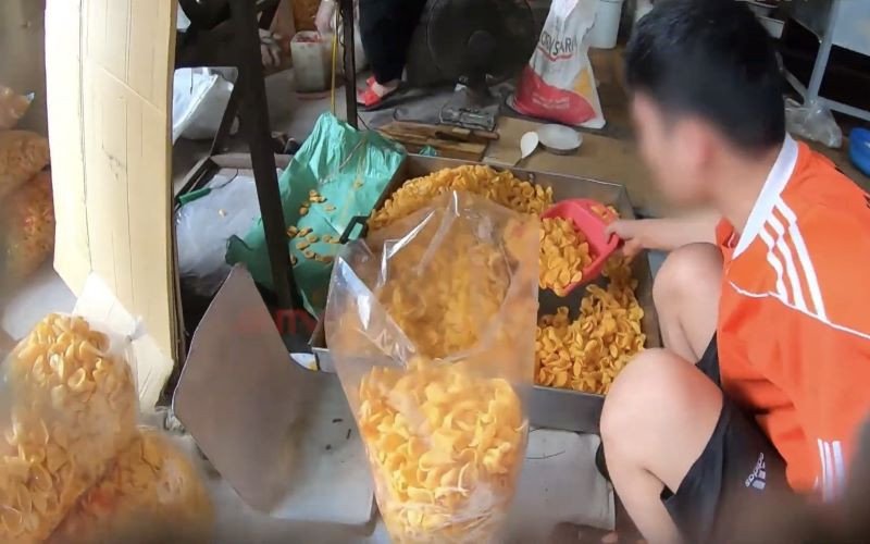Nguy cơ từ bim bim và snack kém chất lượng cho sức khỏe