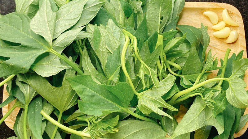 Nguyên liệu chính cho món canh rau khoai bao gồm rau và tỏi tươi