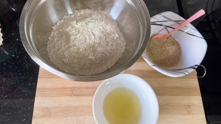 Nguyên liệu chính làm bánh bột mì và đường
