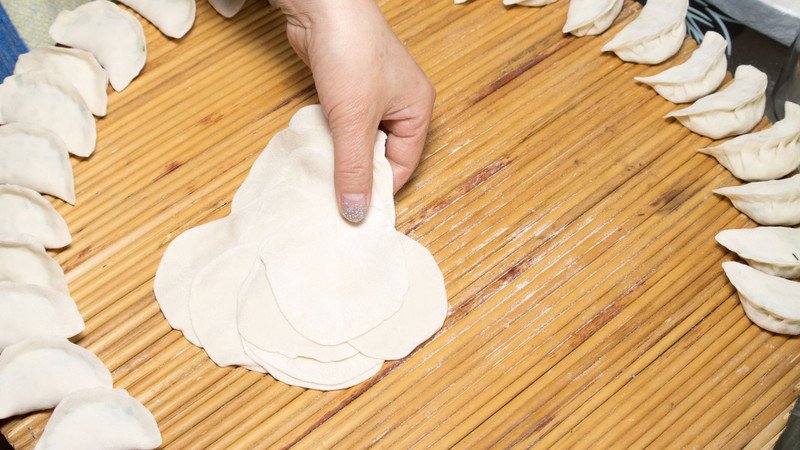 Nguyên liệu chính làm vỏ bánh bao xá xíu là bột mì, cung cấp carbohydrate thiết yếu.