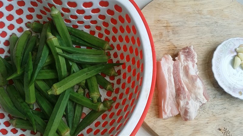 Nguyên liệu cho món đậu bắp xào thịt ba rọi