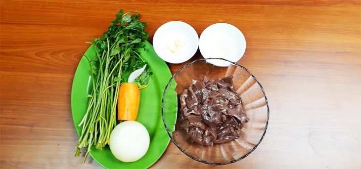 Nguyên liệu cho món gan heo xào củ hành