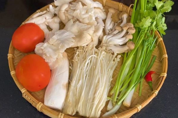 Nguyên liệu chuẩn bị cho cách nấu canh nấm chay cà chua