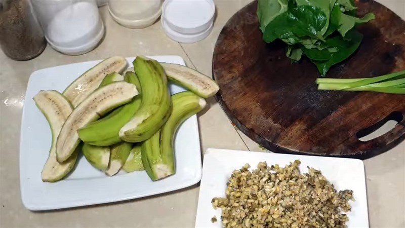 Nguyên liệu chuẩn bị cho món canh chuối xanh lá lốt đậu xanh