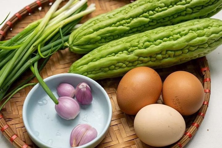 Nguyên liệu chuẩn bị cho món khổ qua xào trứng