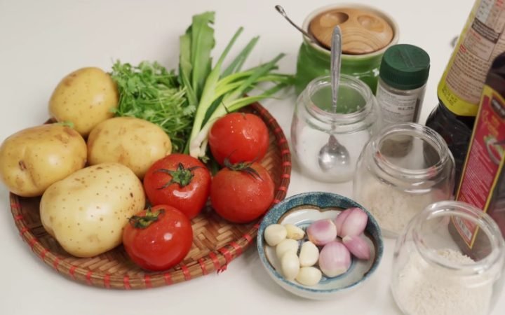 Nguyên liệu chuẩn bị cho món khoai tây xào cà chua