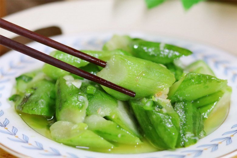Nguyên liệu chuẩn bị cho món mướp xào gồm mướp tươi và tỏi băm